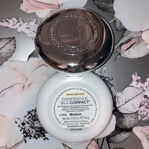 it Cosmetics Confidence in a Compact - Medium